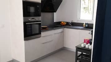 Classic Cottage, Patio, Mountain View | Private kitchen