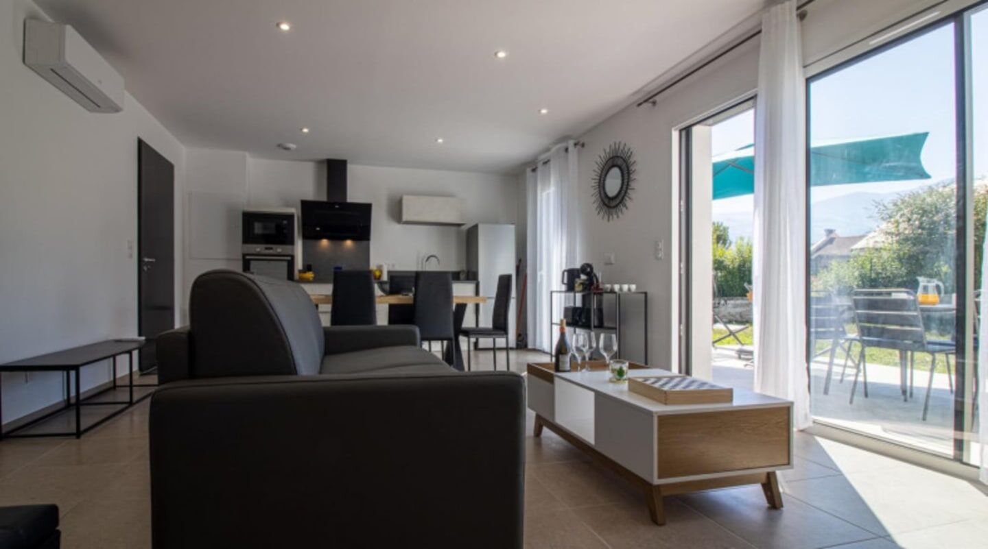 Comfort Cottage, Patio, Mountain View | Living area | TV