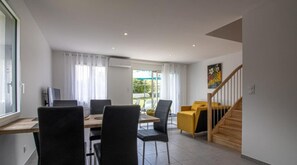 Comfort Villa, Patio, Mountain View | Dining room