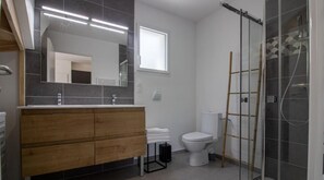 Comfort-Villa, Terrasse, Bergblick | Badezimmer