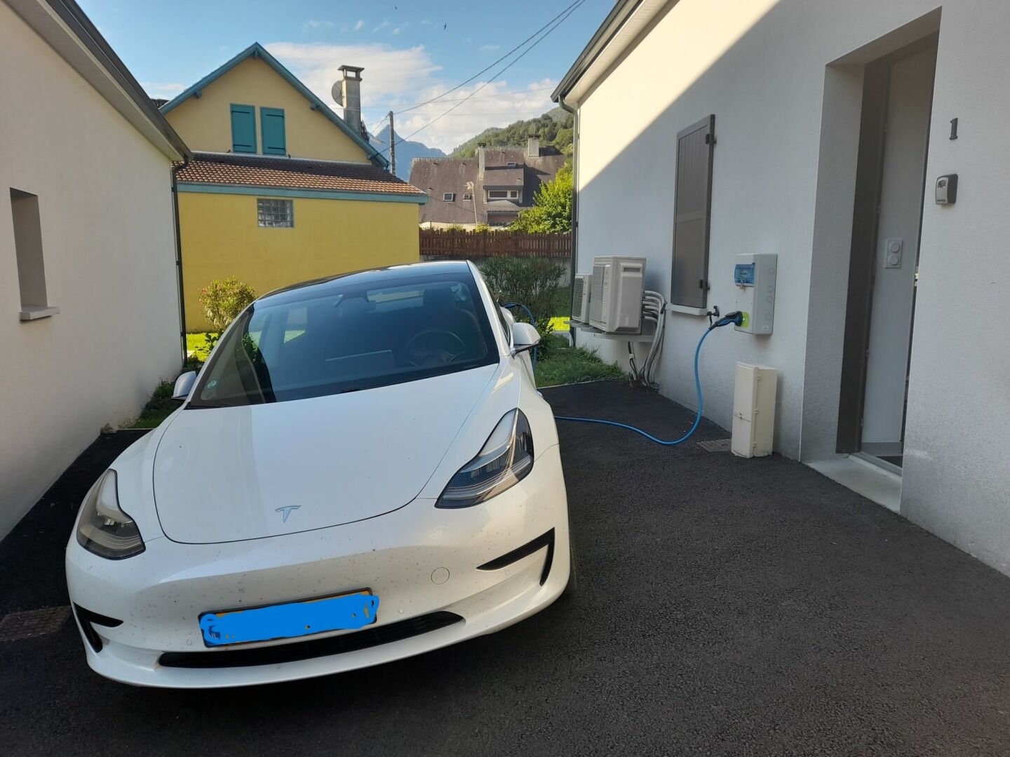 Electric vehicle charging station