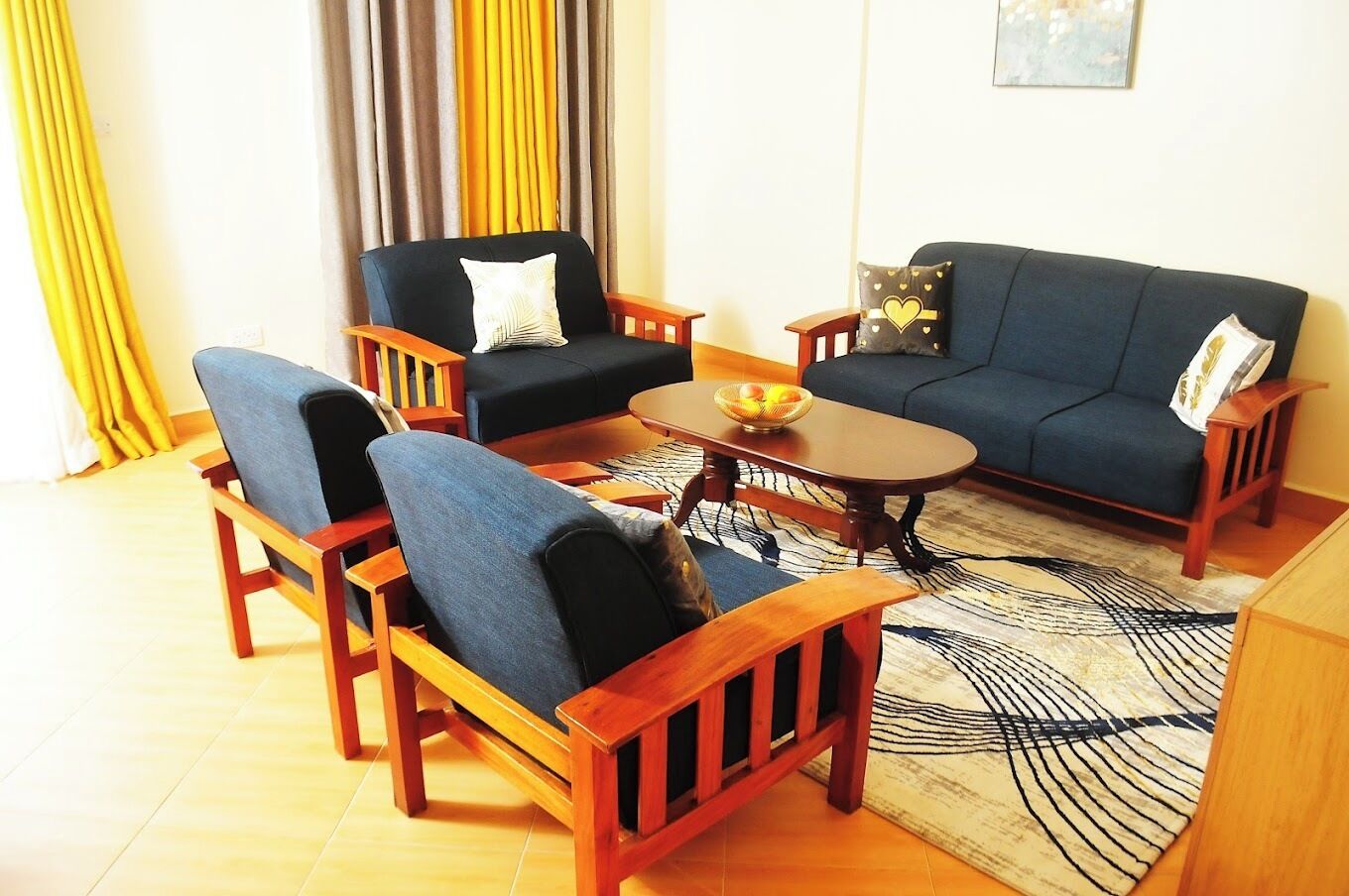 Familienapartment, Stadtblick | Wohnbereich | 32-Zoll-Smart-TV mit Digitalempfang