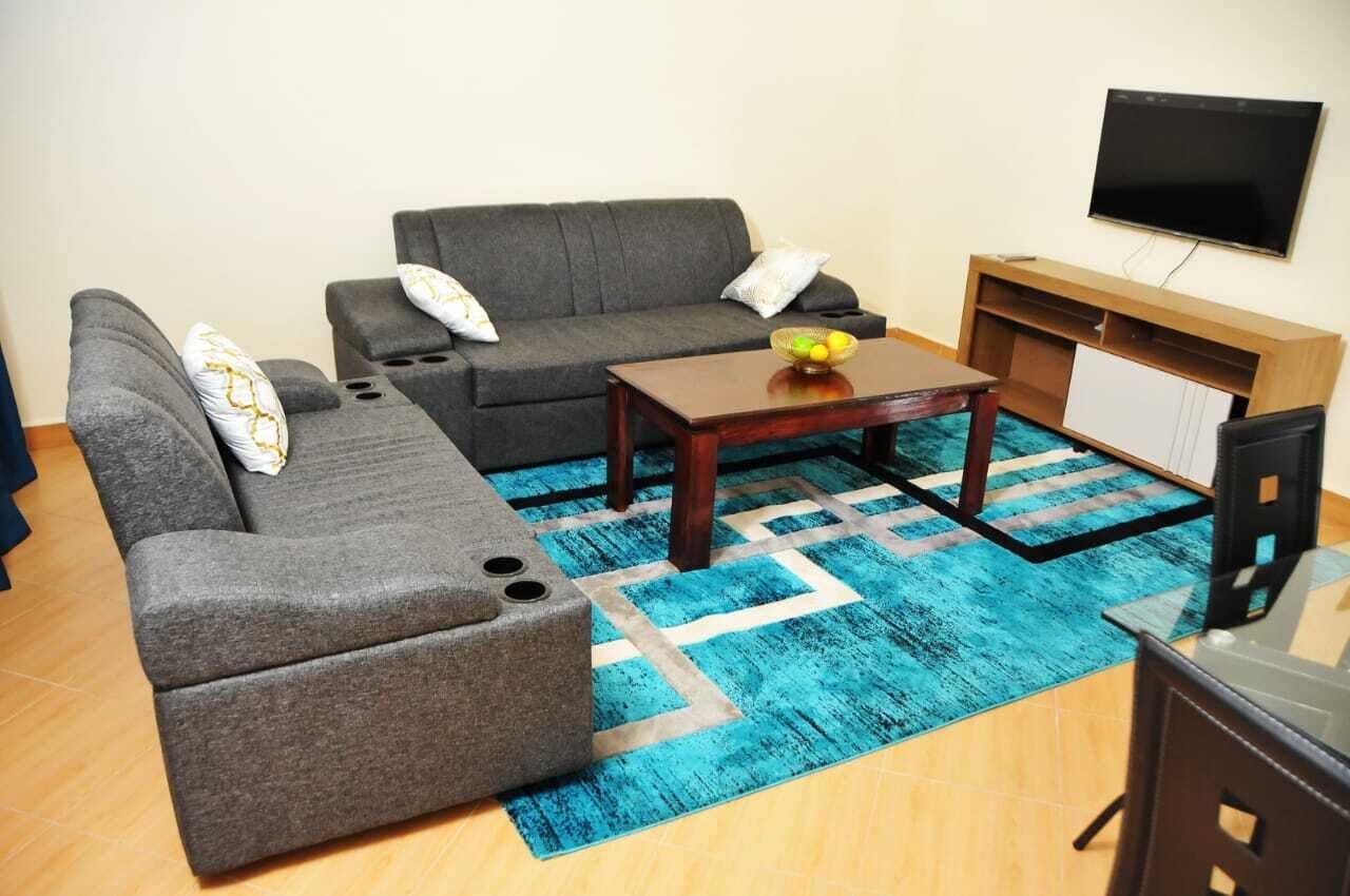 Departamento familiar, vista a la ciudad | Área de sala de estar | Smart TV de 32 pulgadas con canales digitales 