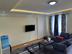 Familie appartement, uitzicht op de stad | Woonruimte | Een 32-inch smart-tv met digitale zenders
