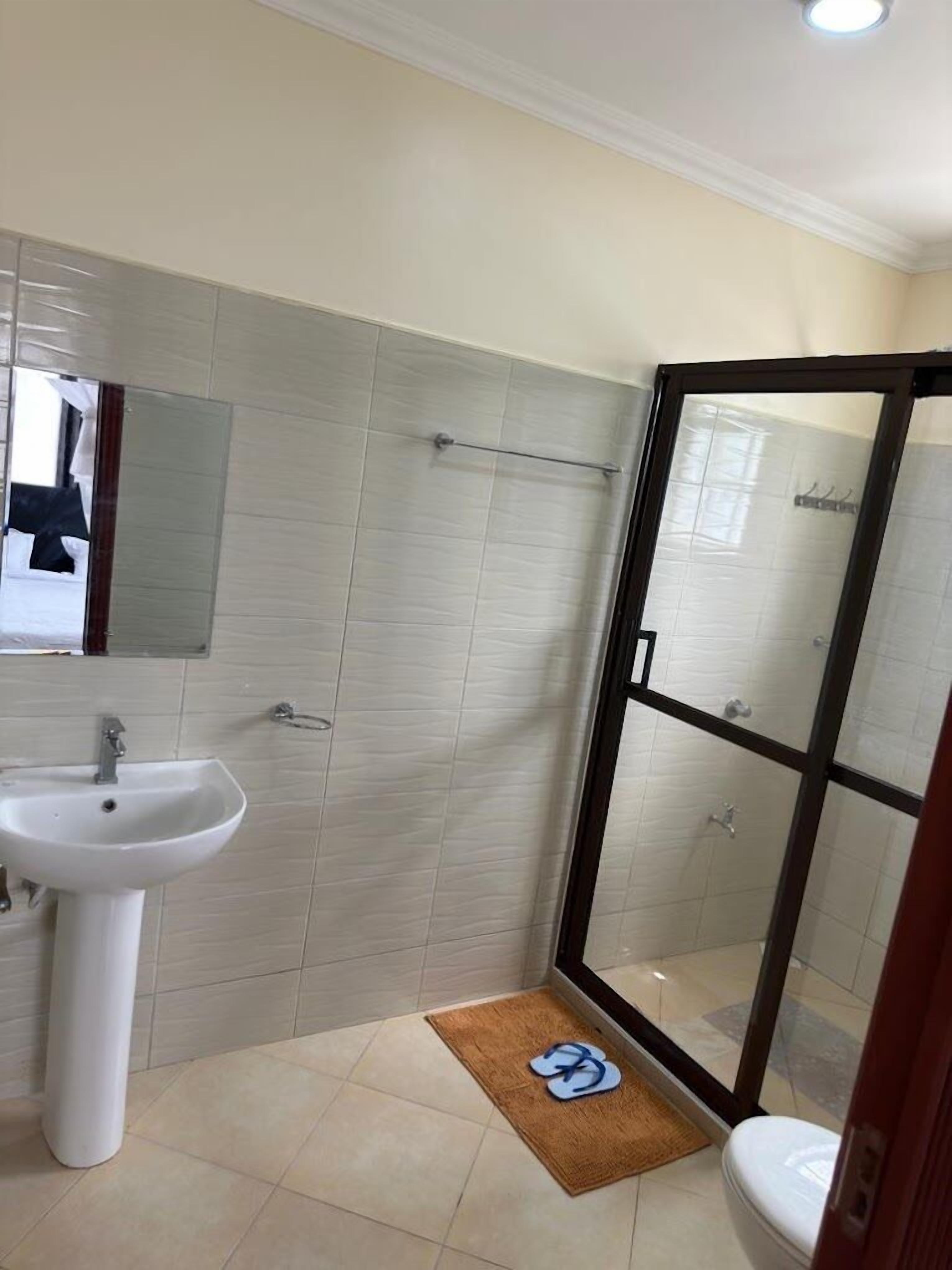 Familienapartment, Stadtblick | Badezimmer | Dusche, Hausschuhe, Handtücher, Seife