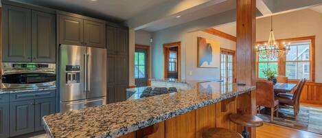 Een koelkast, een magnetron, een oven, een kookplaat