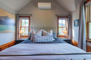 4 bedrooms, desk, iron/ironing board, travel cot