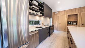 ثلاجة، ميكروويف، فرن، موقد طهي مسطح