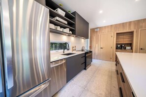 Kühlschrank, Mikrowelle, Ofen, Herdplatte