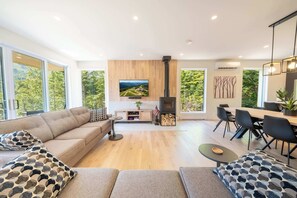 Fernseher, Kamin, Stereoanlage, Arbeitsbereiche