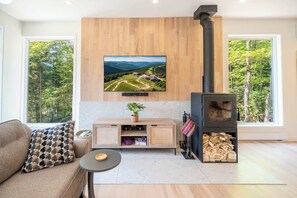 Una televisión, una chimenea, un reproductor estéreo, una oficina