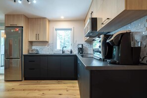 Réfrigérateur, four à micro-ondes, un four, surface de cuisson
