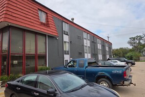 Free self-parking - Blue Way Inn by Jasper Hutchinson  (Hutchinson)