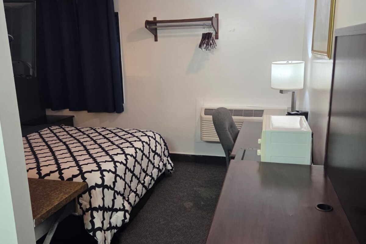 Escritorio, cortinas opacas, tabla de planchar con plancha y wifi gratis