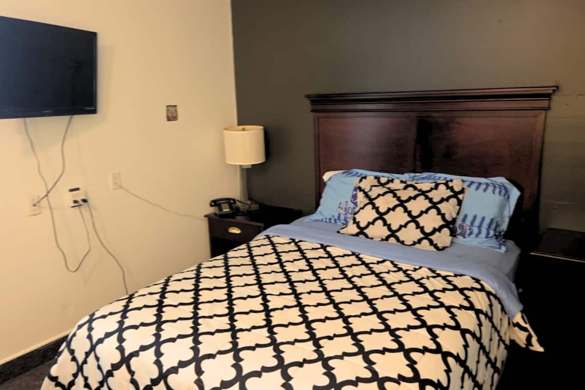 Phòng tiện nghi đơn giản, 1 giường cỡ queen, không hút thuốc | Bàn, màn/rèm cản sáng, bàn ủi/dụng cụ ủi quần áo