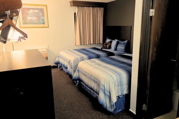 Comfort Room, 1 Double Bed, Non Smoking | Desk, blackout drapes, iron/ironing board, free WiFi