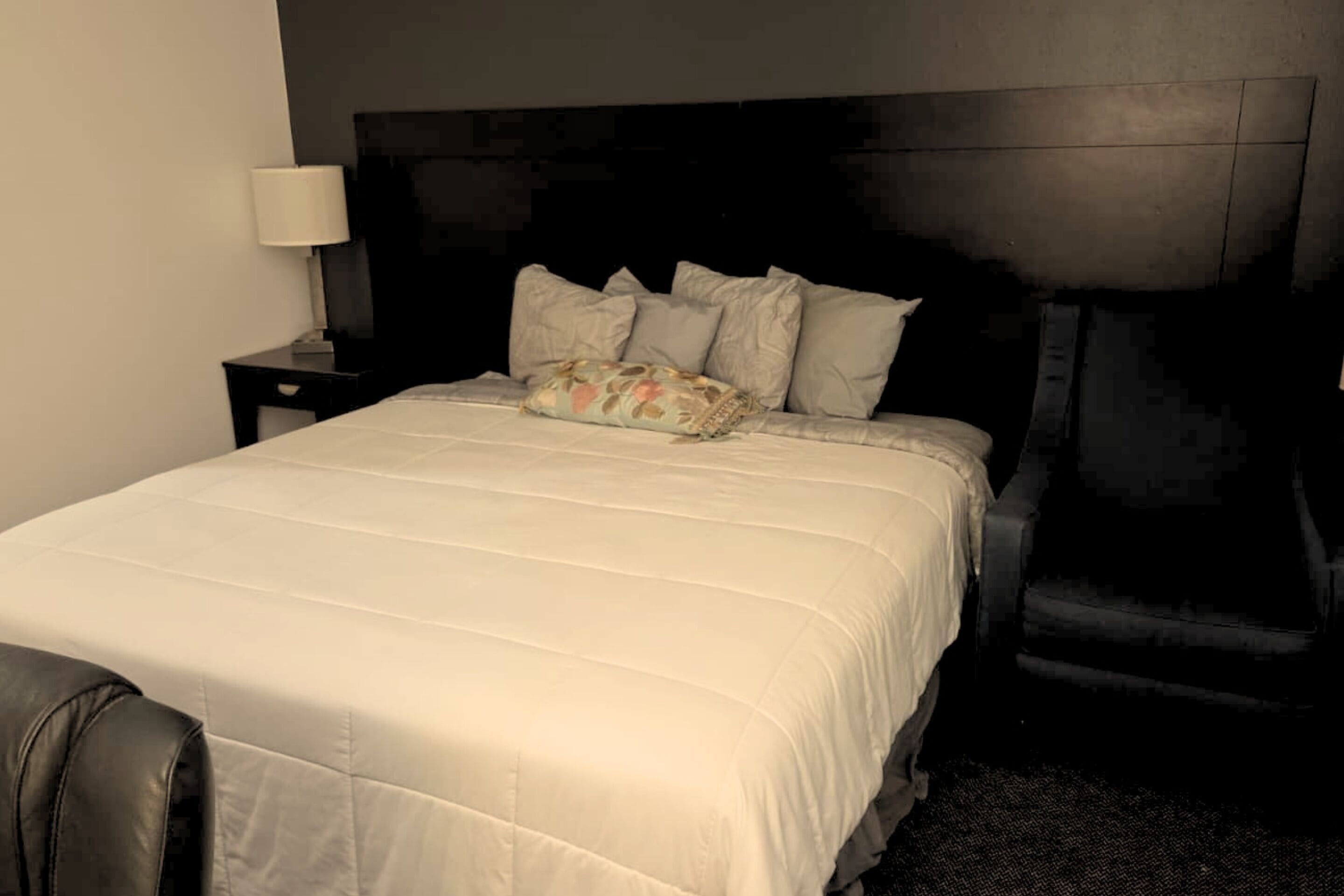 Escritorio, cortinas blackout y tabla de planchar con plancha 