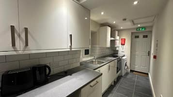 Enkeltrom – standard | Eget kjøkken | Kjøleskap, mikrobølgeovn, ovn og kokeplater