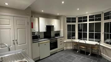 Quarto casal standard | Cozinha privada | Geladeira grande, micro-ondas, fogão, cooktop