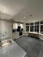 Quarto casal standard | Cozinha privada | Geladeira grande, micro-ondas, fogão, cooktop