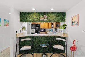 Fridge, microwave, oven, stovetop - Flamingo Fling - Your Tropical Freedom Getaway (Lutz)