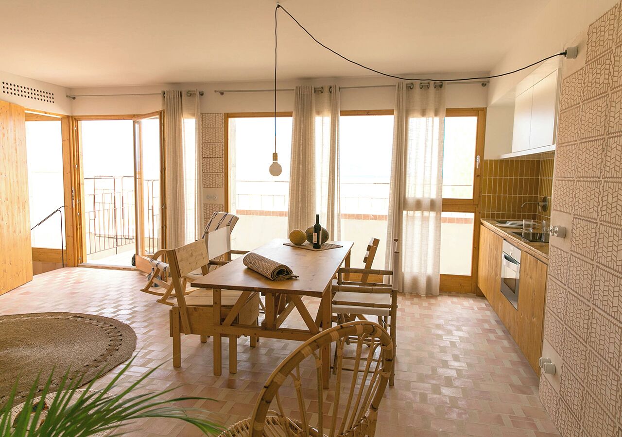 Deluxe Studio, Sea View, Oceanfront | Living area | 42-inch LED TV with cable channels