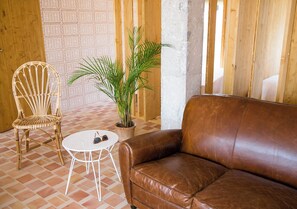 Studio Deluxe - terrass - havsutsikt | Vardagsrum | 42-tums LED-tv med kabelkanaler