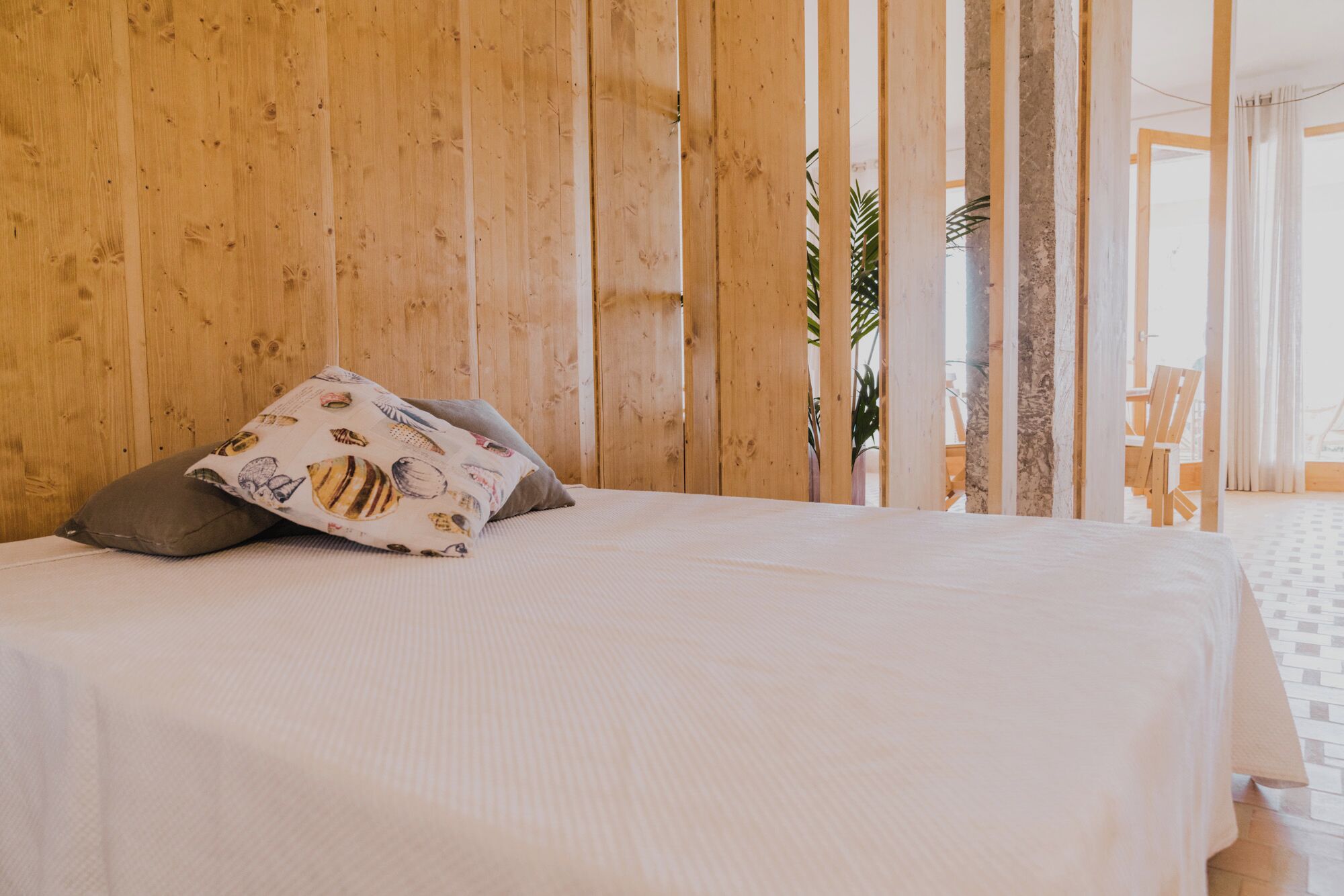 Soundproofing, free WiFi, bed sheets