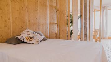 Soundproofing, free WiFi, bed sheets