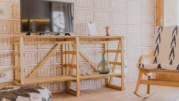 Comfort Studio, Harbor View, Oceanfront | Living area | 42-inch LED TV with cable channels