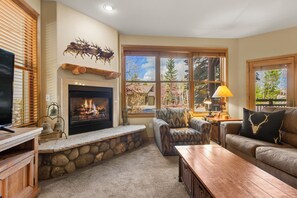 تلفزيون ذكي، مدفأة، كرة قدم الطاولة، تنس طاولة