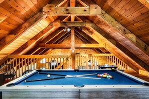 Games room - 8 Miles to Pigeon Forge, 15 Miles to Gatlinburg, Sleeps 8, Hot Tub, Game Room and Pool Table (Sevierville)