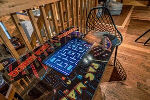 Games room - 8 Miles to Pigeon Forge, 15 Miles to Gatlinburg, Sleeps 8, Hot Tub, Game Room and Pool Table (Sevierville)