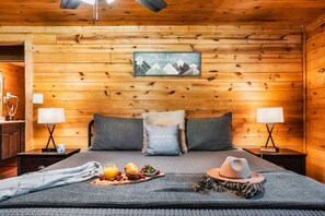 3 bedrooms, iron/ironing board, travel cot, free WiFi - 8 Miles to Pigeon Forge, 15 Miles to Gatlinburg, Sleeps 8, Hot Tub, Game Room and Pool Table (Sevierville)