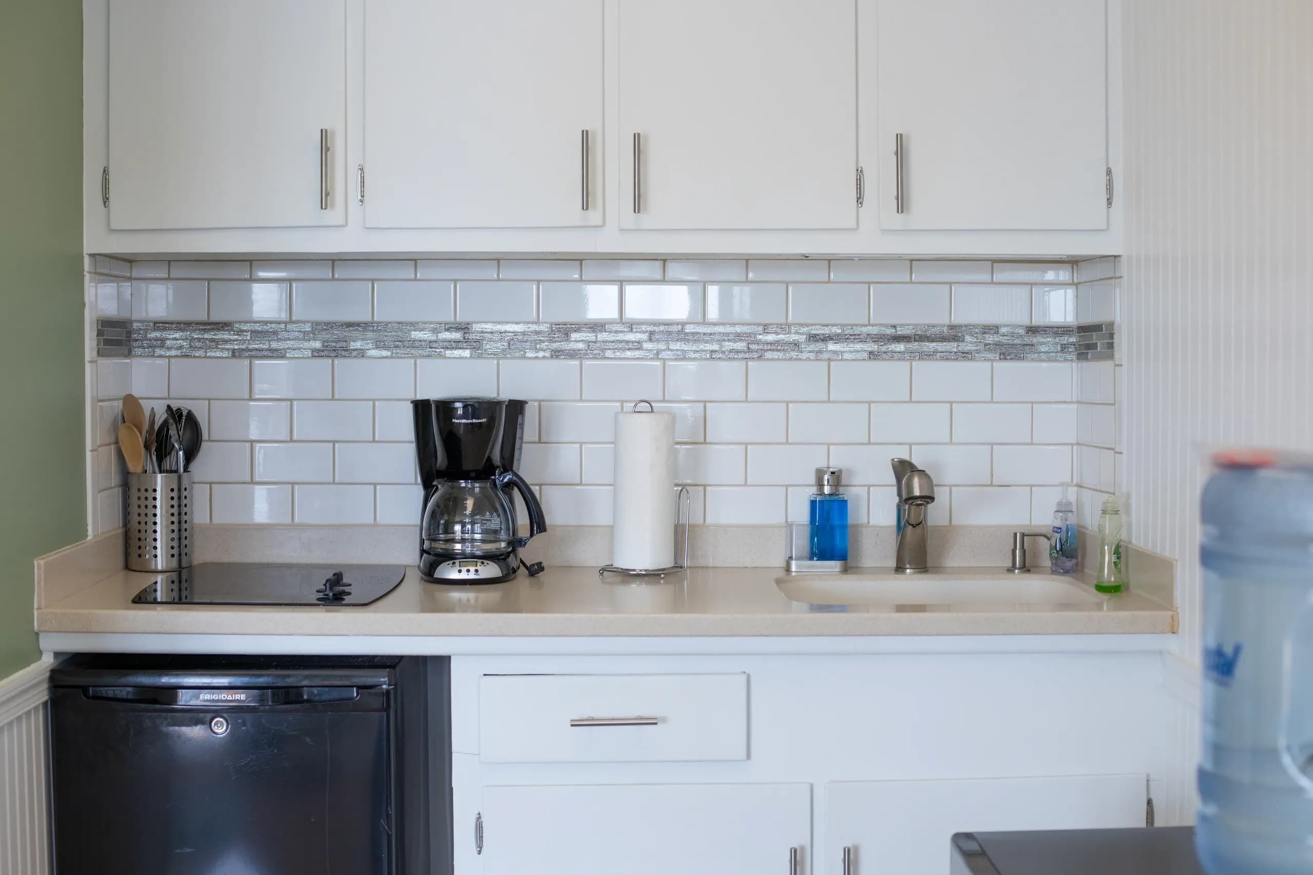 Coffee/tea maker, fridge, microwave, stovetop