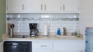 Coffee/tea maker, fridge, microwave, stovetop