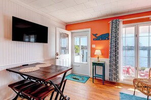 Dining - Inn on Turville Cottage, Sleeps 4, Waterfront (Berlin)
