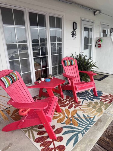 Inn on Turville Cottage, Sleeps 4, Waterfront