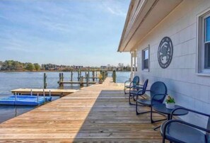 A wooden pier leading to a dock with a building on the right. - Inn on Turville Cottage, Sleeps 4, Waterfront (Berlin)