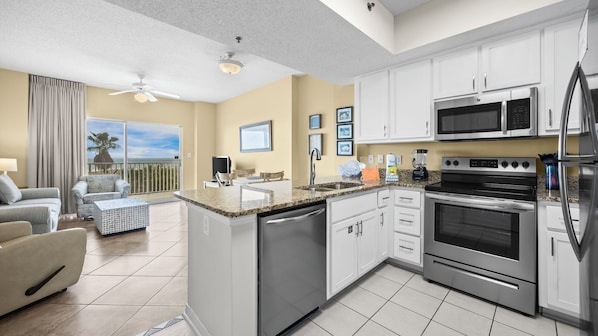 Refrigerador, microondas, horno y parrilla de estufa