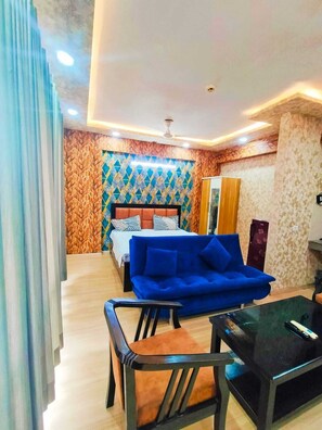 Deluxe Studio, City View | Desk, free WiFi