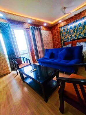 Deluxe Studio, City View | Interior