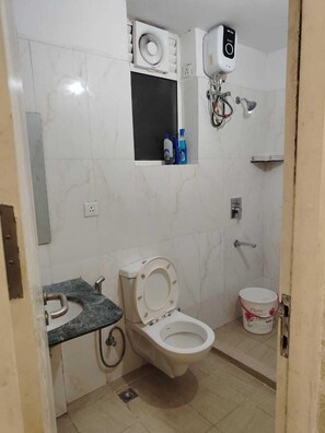 Deluxe Studio, City View | Bathroom | Shower, towels
