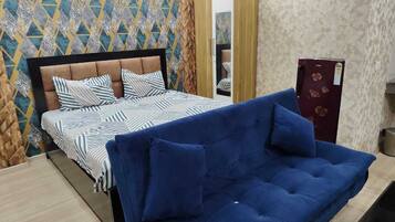 Deluxe Studio, City View | Living area