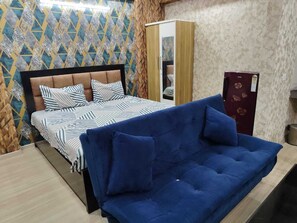Deluxe Studio, City View | Living area