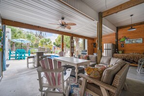 Outdoor dining - Close to Beach, Pool, Grill Area, Bonus Apartment! (Oak Island)