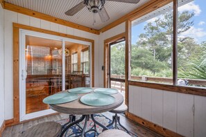 Outdoor dining - Close to Beach, Pool, Grill Area, Bonus Apartment! (Oak Island)