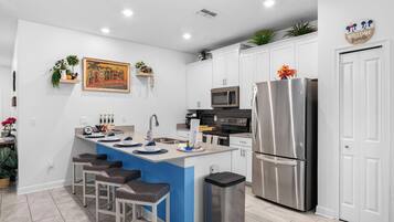 Een koelkast, een magnetron, een oven, een kookplaat