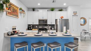 冰箱、微波炉、烤箱、炉灶