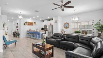 Een televisie en een kantoor